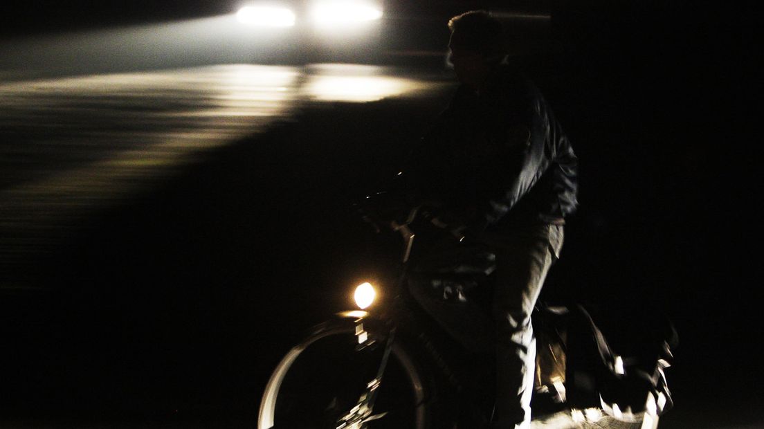 Een fietser in het donker 