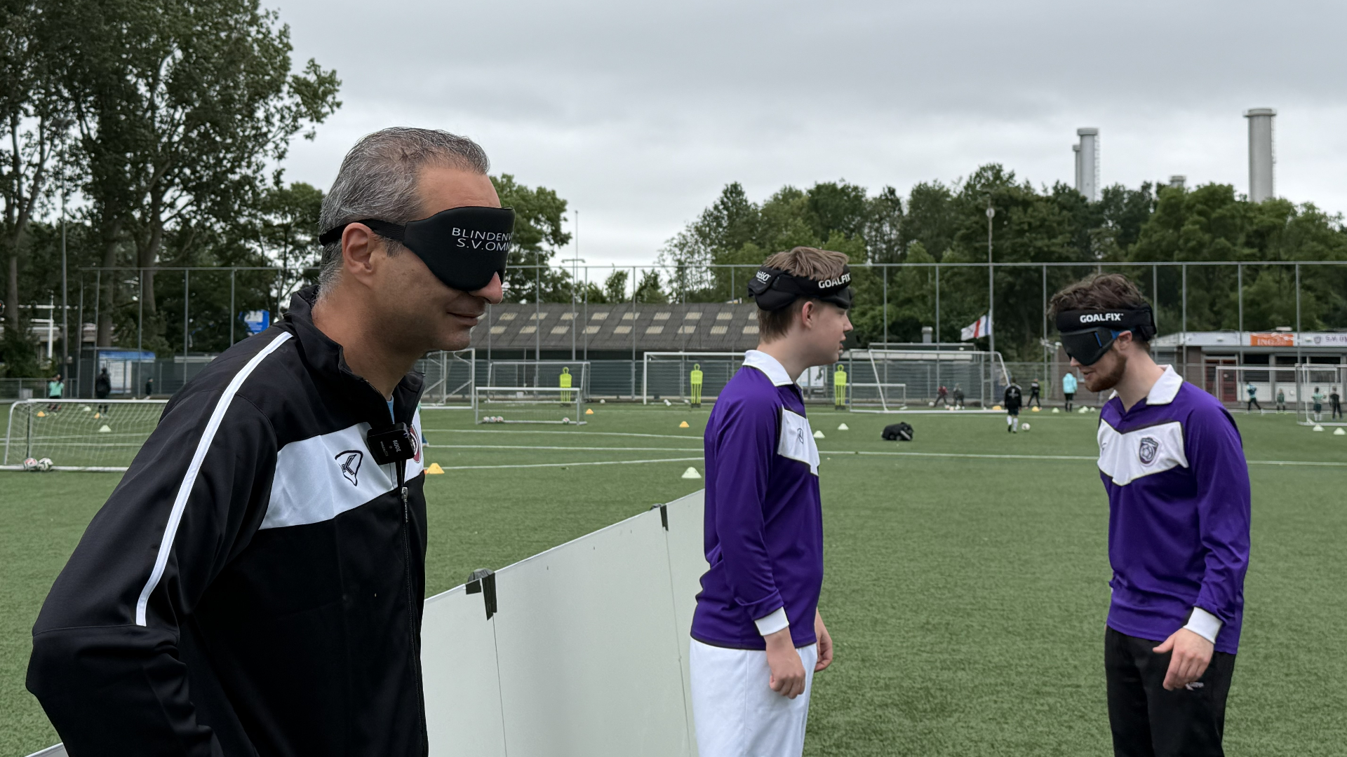 Berend, Sem en Khashayar trainen op het veld van S.V. Ommoord
