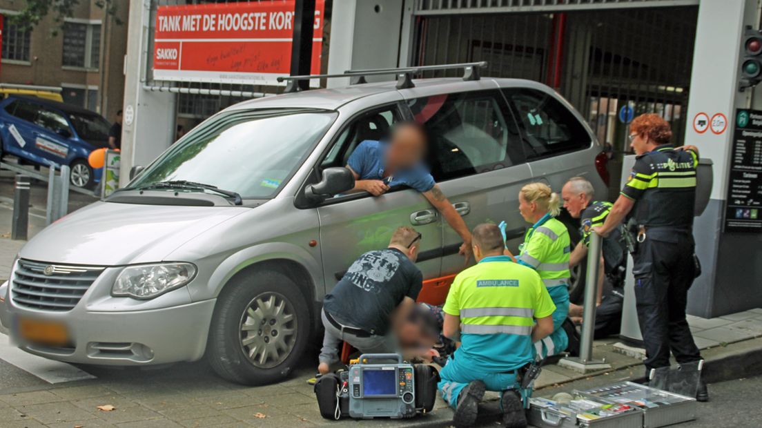 Hulpdiensten ontfermen zich over het slachtoffer. De heldhaftige omstander zit nog achter het stuur.