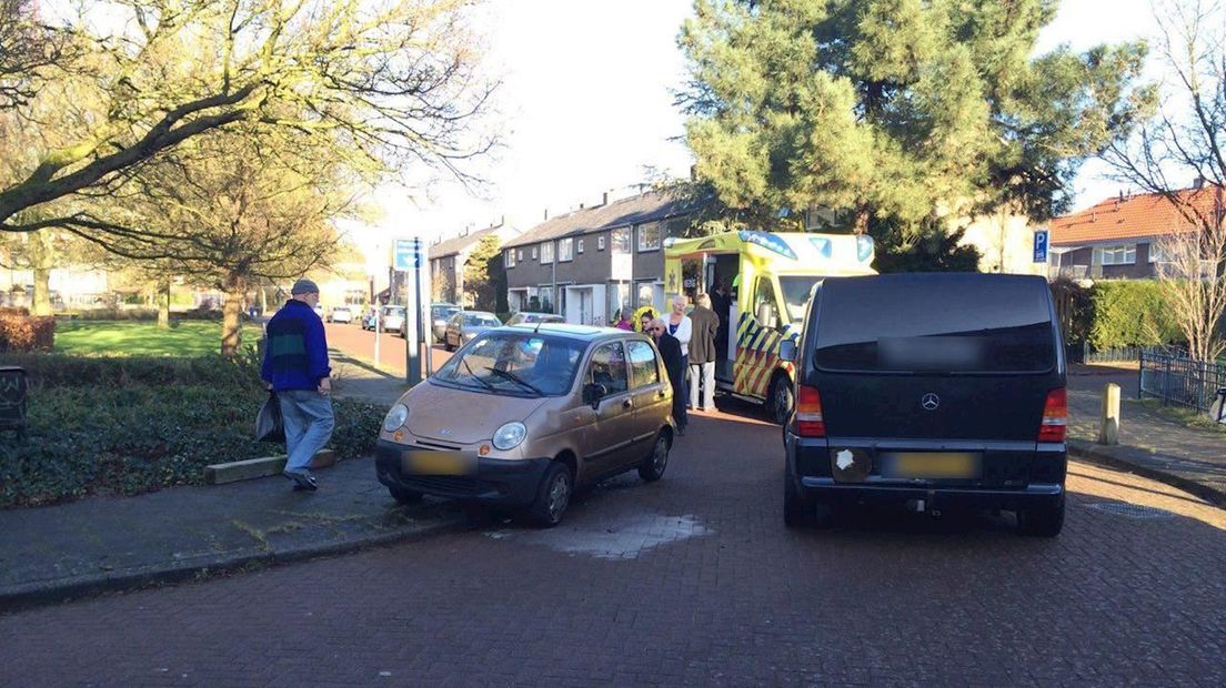 Auto op z'n kant in Zwolle
