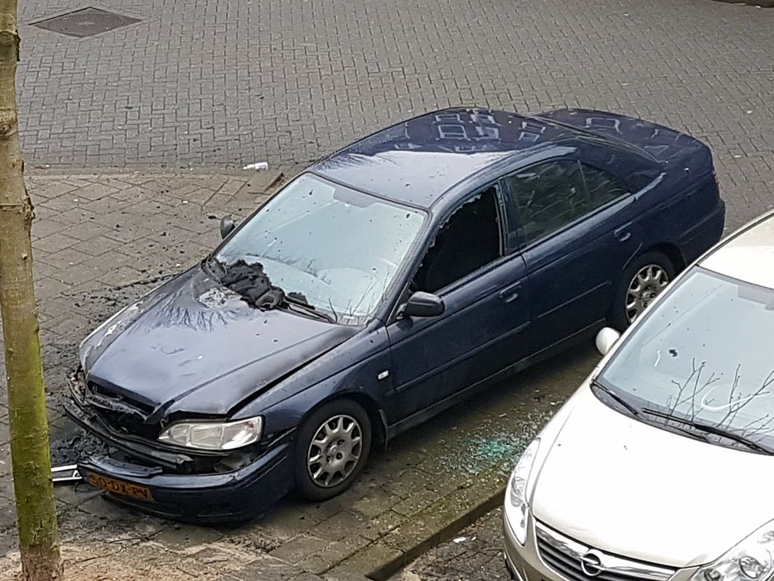 Uitgebrande auto aan de Burgemeester Meineszlaan (Emile van Rinsum)