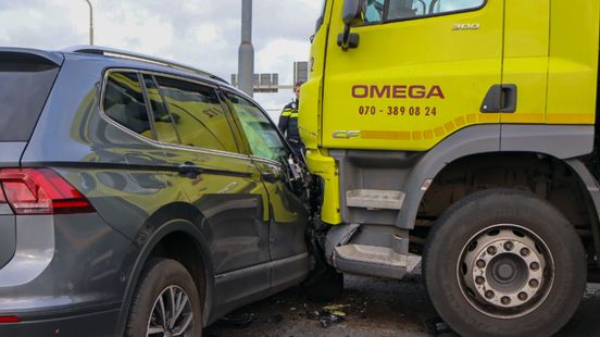 Schade na aanrijding vuilniswagen en auto | Scooterrijder naar ziekenhuis na botsing met bestelbus. Schade na aanrijding vuilniswagen en auto | Scooterrijder naar ziekenhuis na botsing met bestelbus.