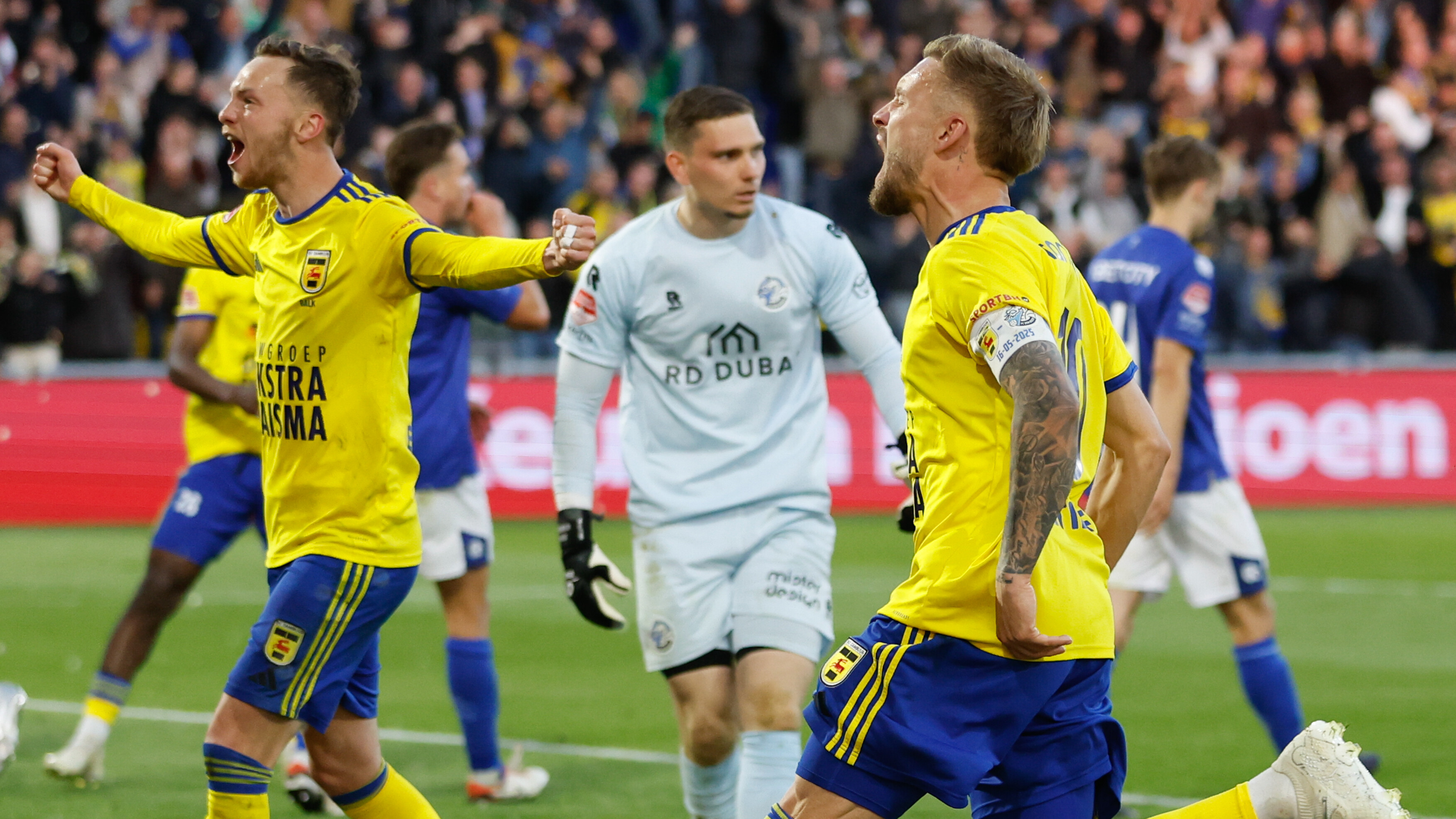 Remco Balk en Mark Diemers vieren de goal terwijl keeper Van de Merbel baalt