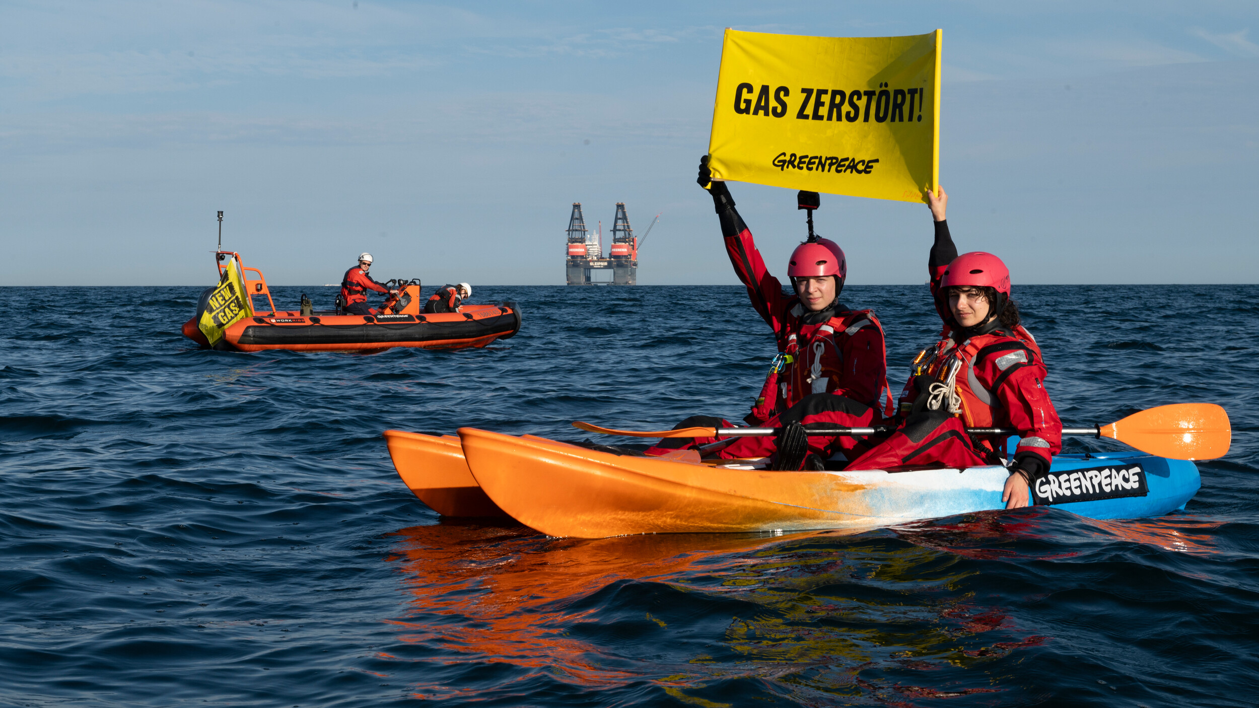 Actievoerders van Greenpeace op de Noordzee