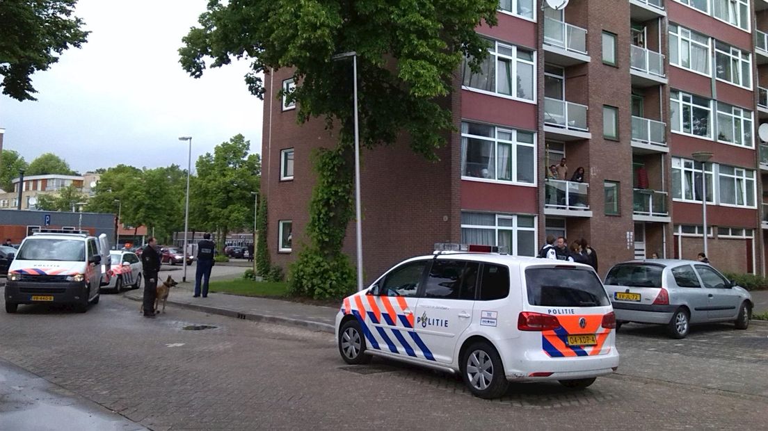 Agenten met kogelwerende vesten op het Deltaplein in Deventer