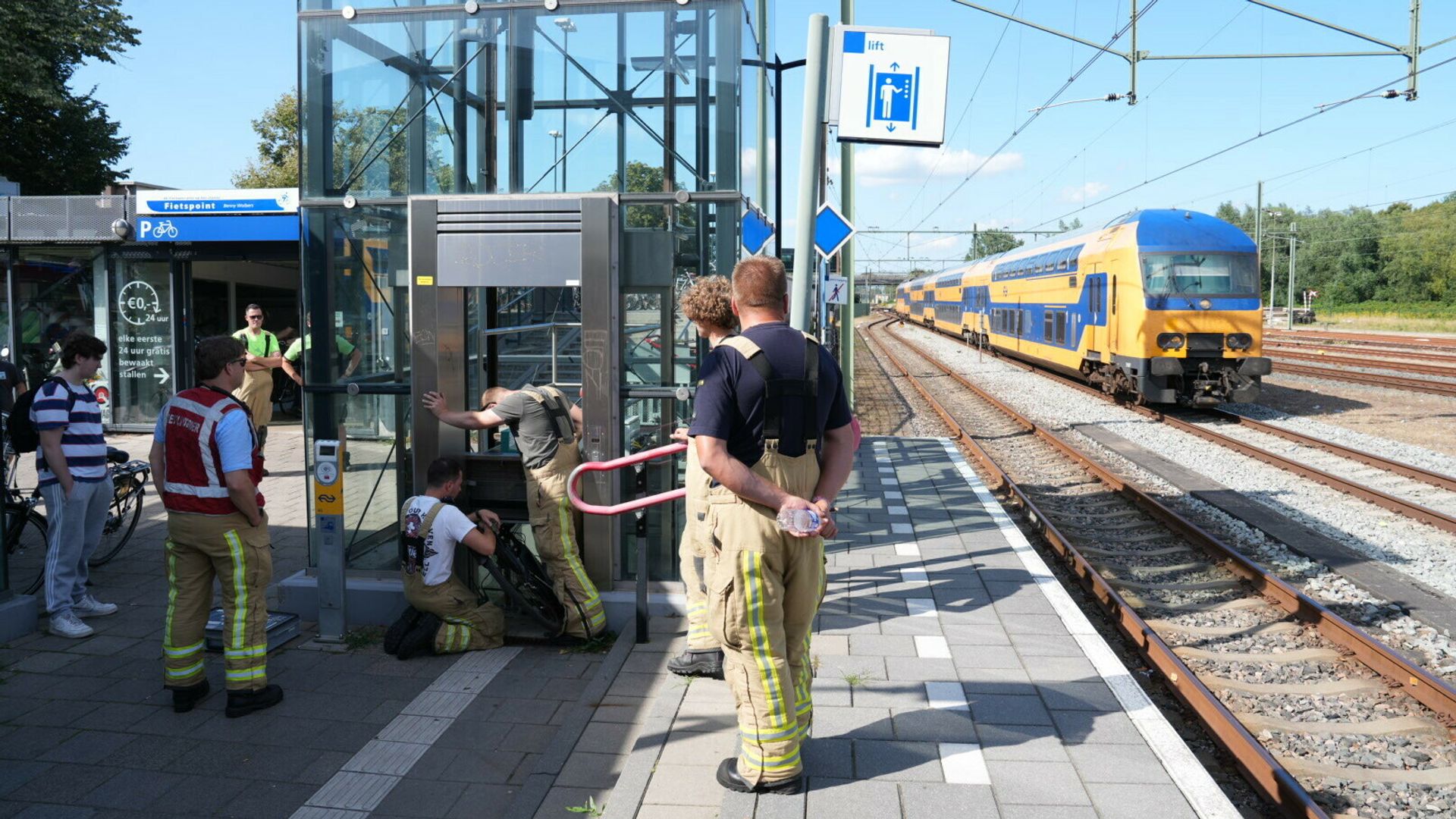 Brandweer bevrijdt man uit hete 'horrorlift' in Meppel