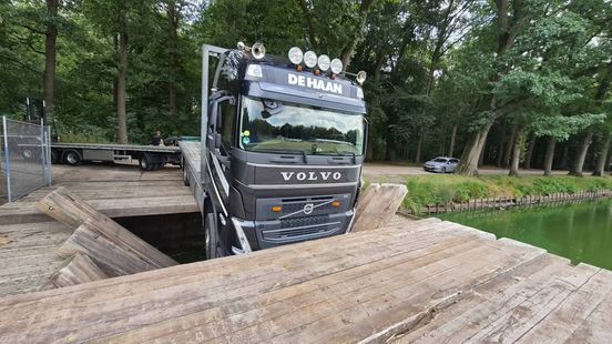 Woningen ontruimd • vrachtwagen zakt door brug