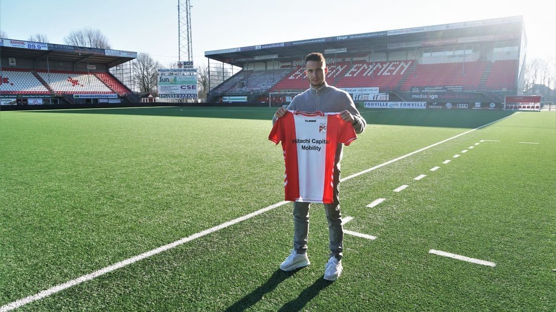 Luka Adžić toont het shirt van zijn nieuwe werkgever: FC Emmen (Rechten: FC Emmen)