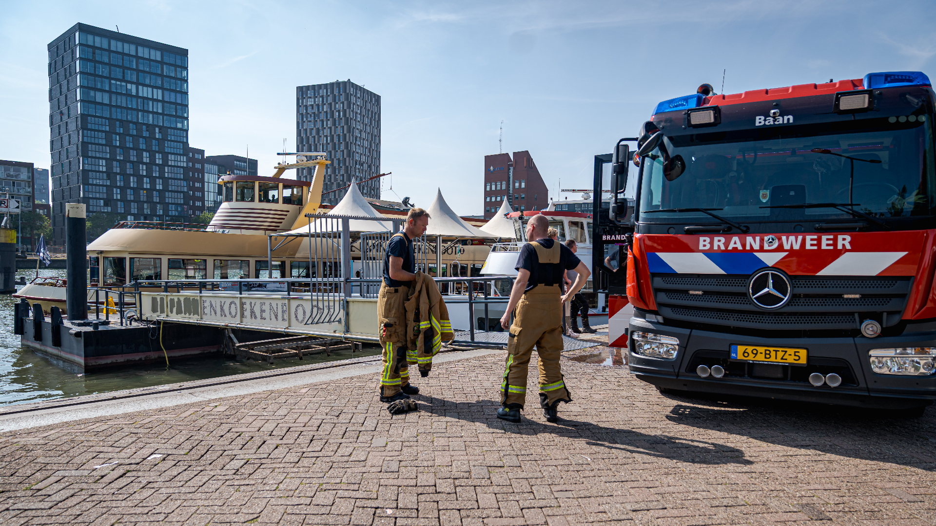 Na de brand is één persoon nagekeken door ambulancepersoneel.