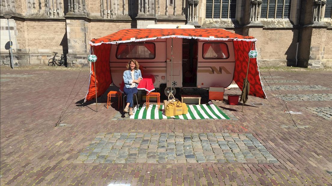 Een kamperende stadssocioloog en antropoloog op het Deventer Grote Kerkhof