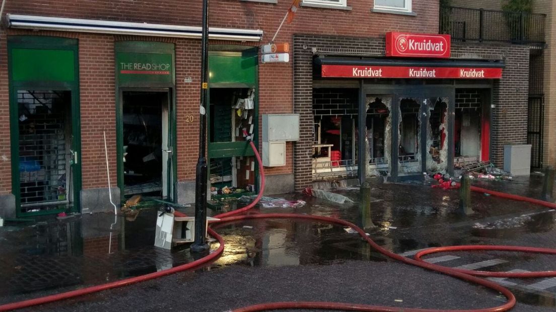 De eigenaar van The Read Shop in Kerkdriel is maandagochtend vroeg mishandeld door plofkrakers die hij in zijn winkel had betrapt. Na de schermutseling brak een grote uitslaande brand uit. De tijdschriftenzaak en een naastgelegen Kruidvatfiliaal gingen daarbij in vlammen op.