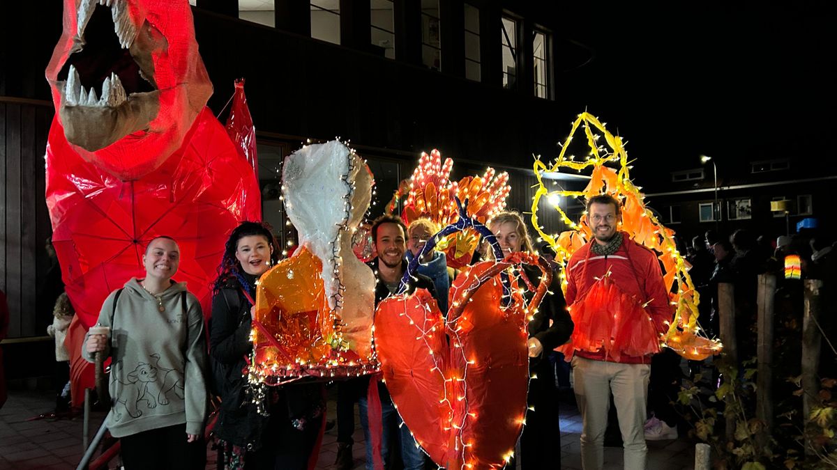 Zwolse lichtjesparade: Honderden lampionnen kleuren straten met Sint-Maarten