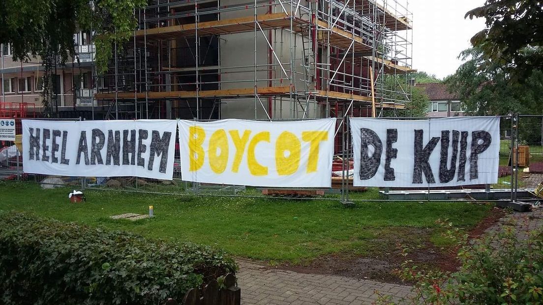 Een spandoek aan de Lacombléstraat in Presikhaaf
