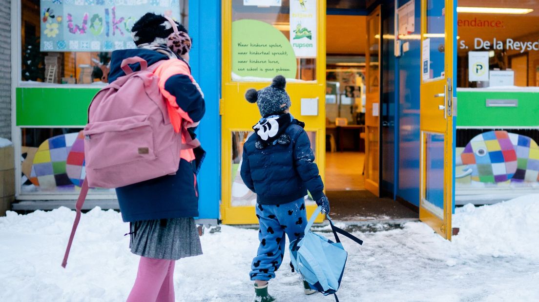 Kinderen door de sneeuw naar school