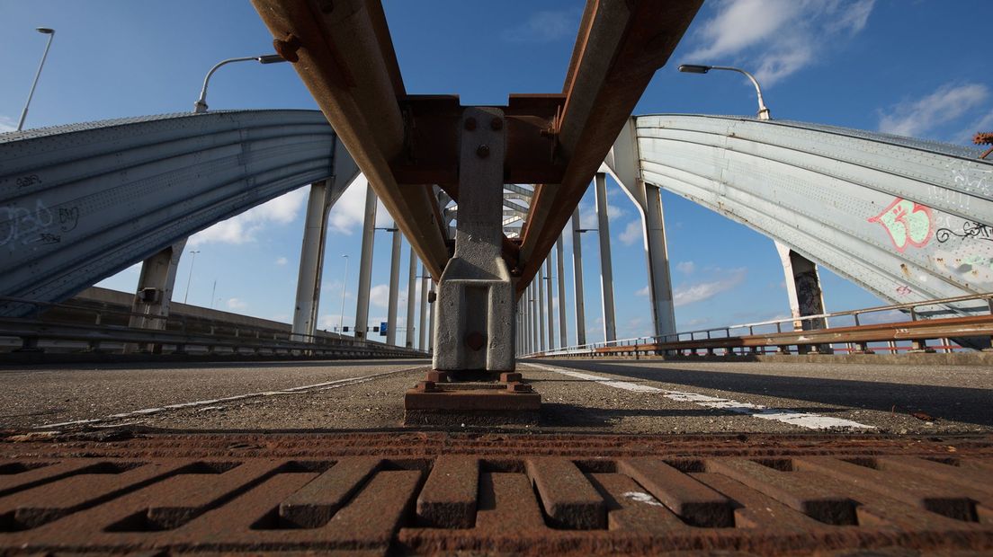 De Lekbrug wordt al jaren niet meer onderhouden, waardoor roest ontstaat. "Je ziet 'm ouder worden", zegt Marks, "maar fotografisch gezien is dat prachtig."
