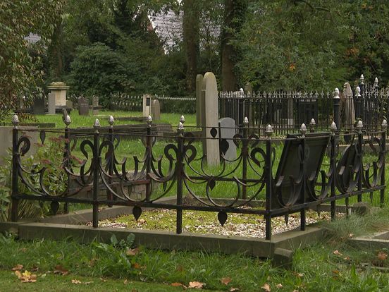 Gemeente Hoogeveen doet aangifte na diefstal op begraafplaats