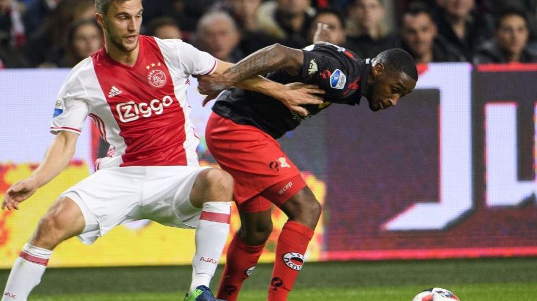 Owusu (rechts), hier nog in dienst van Excelsior, in duel met Joel Veltman van Ajax.