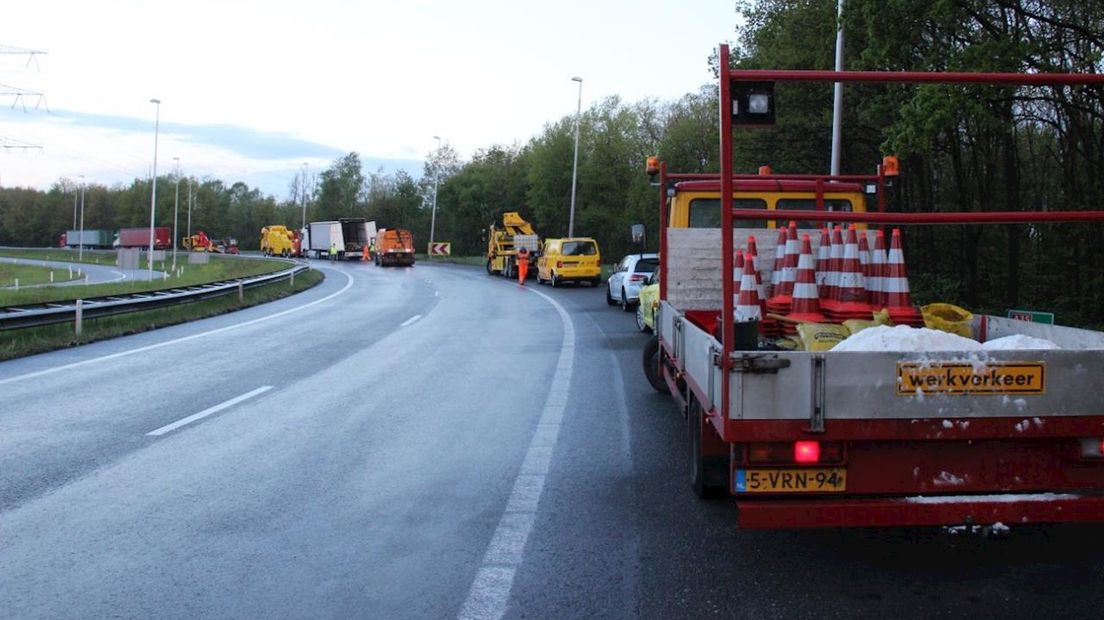 Vrachtwagen gekanteld bij knooppunt Azelo