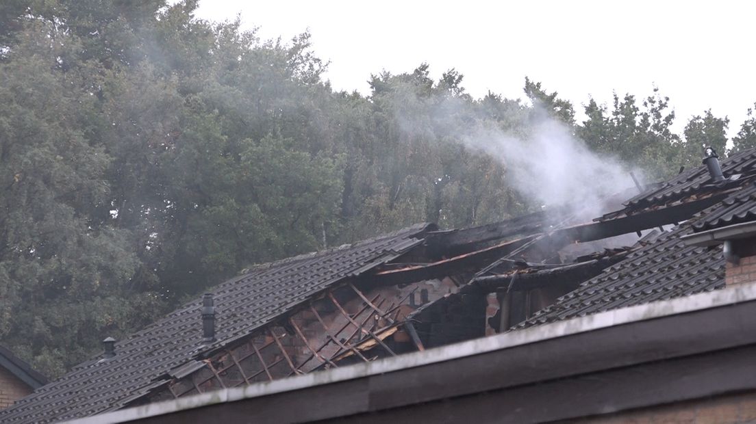 Bewoners van een huizenblok aan de Klimtuin in Epe zagen hun woning in de nacht van maandag op dinsdag in vlammen opgaan. De oorzaak van de brand is nog niet duidelijk, maar er heerst een sterk vermoeden dat het vuur is aangestoken. De emoties lopen hoog op.