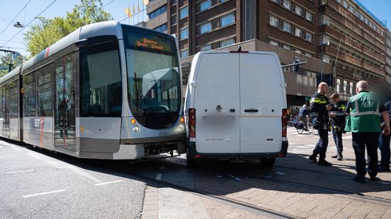 Schade na botsing tussen bestelbus en tram in centrum Rotterdam. Schade na botsing tussen bestelbus en tram in centrum Rotterdam.