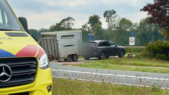 Flinke schade bij aanrijding | Voertuig spoorloos na botsing. Flinke schade bij aanrijding | Voertuig spoorloos na botsing.