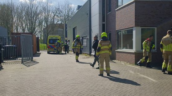 Bedrijfsongeval met gevaarlijke stoffen, agenten met mondkapjes op naar binnen