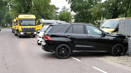 Autodieven richten ravage aan bij autobedrijf in Rossum