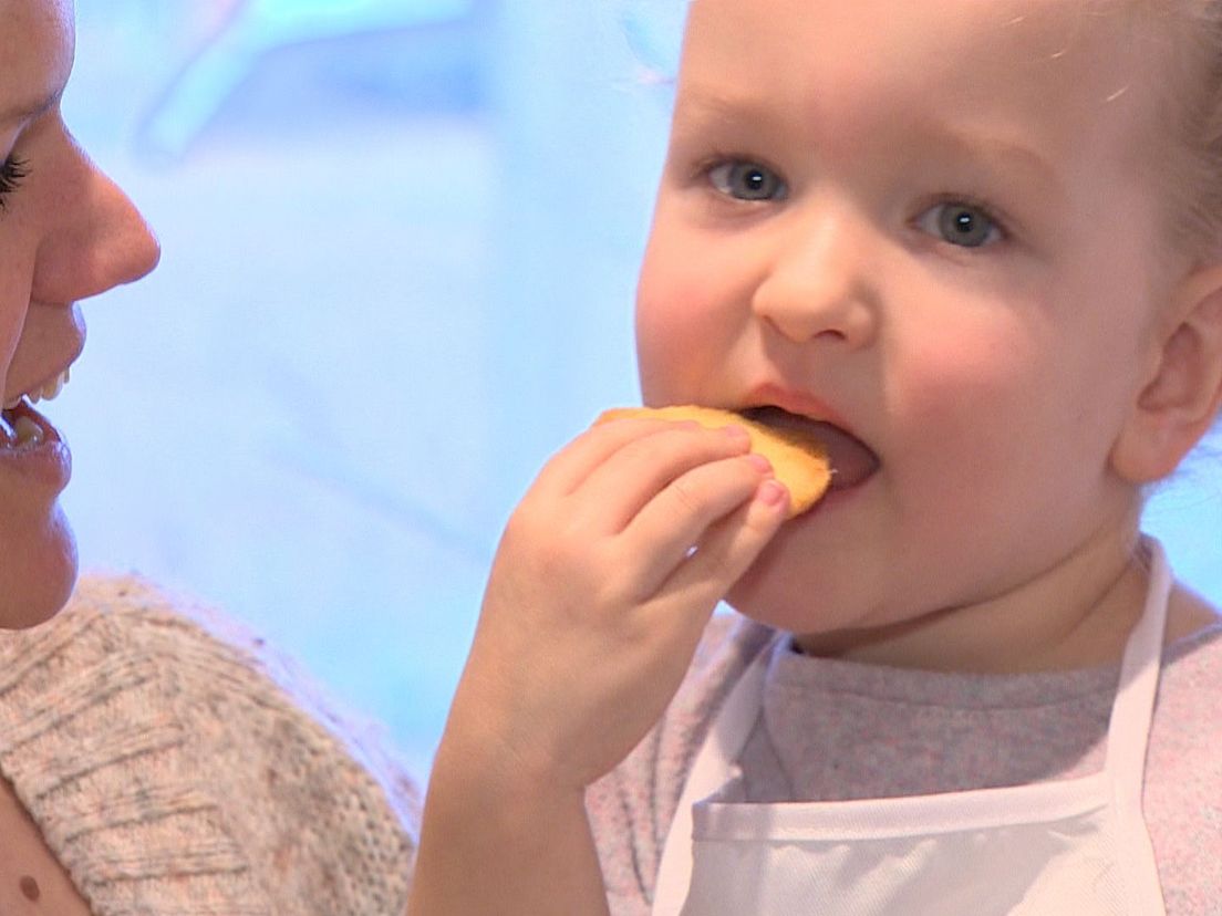 Rosa Mae vindt de koekjes die ze bakt zelf ook erg lekker