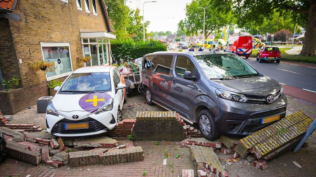 De ravage na het ongeluk is groot. Deze voertuigen stonden geparkeerd voor het bedrijfspand.