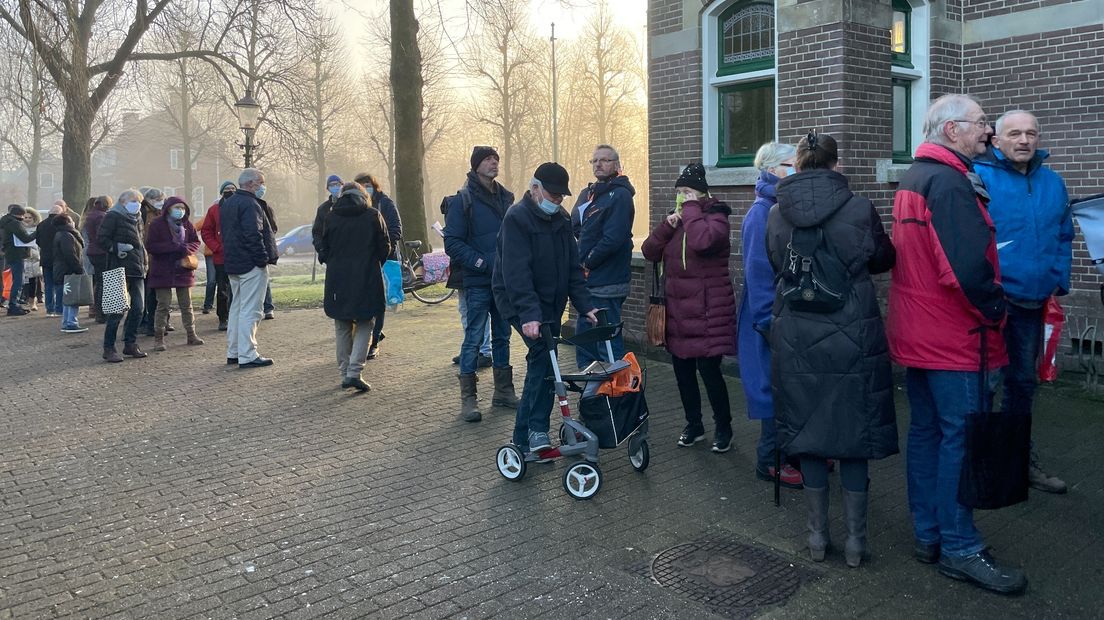 De subsidiewachtrij voor het gemeentehuis in Winsum op 10 januari