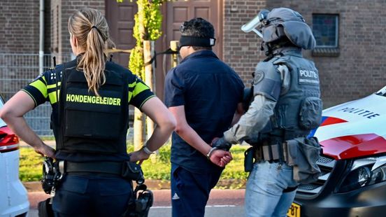 Arrestatieteam houdt man aan • gewonde bij aanrijding. Arrestatieteam houdt man aan • gewonde bij aanrijding.