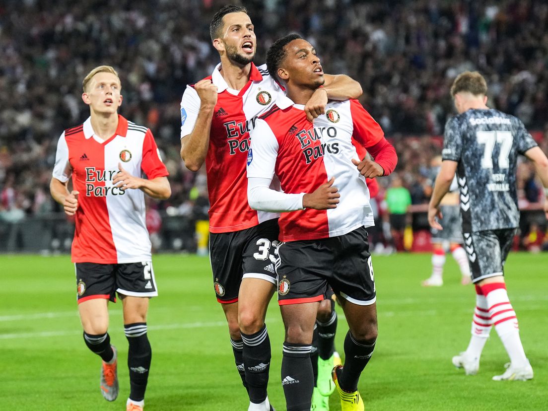 David Hancko en Quinten Timber vieren de 1-0 van Feyenoord tegen FC Emmen