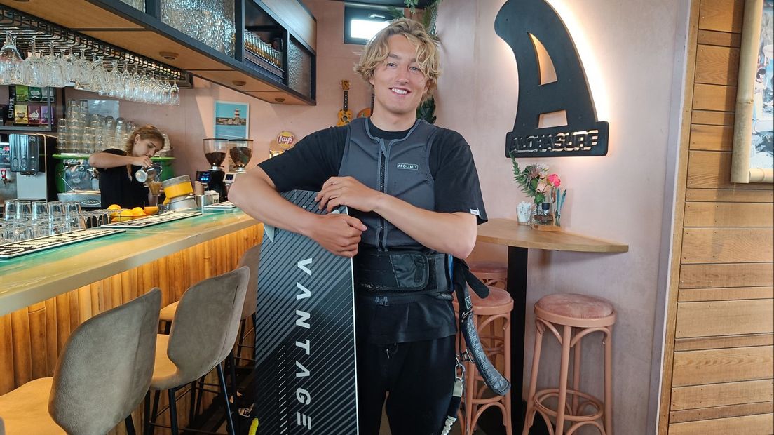 Rens Slot met zijn kitesurfplank