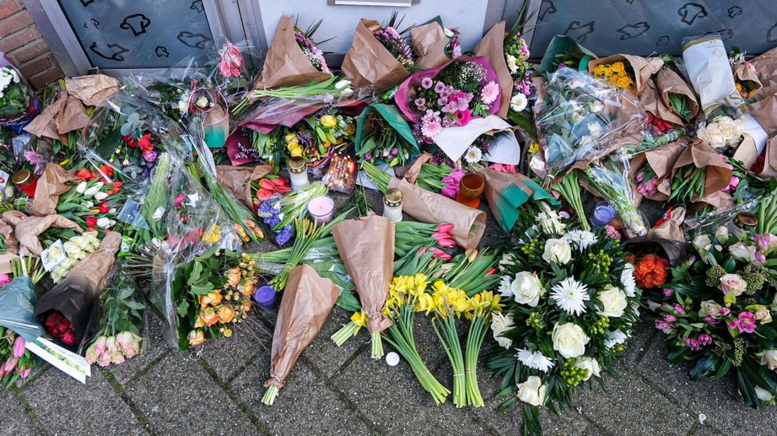 De bloemenzee bij de snackbar, vlak na de dodelijke steekpartij