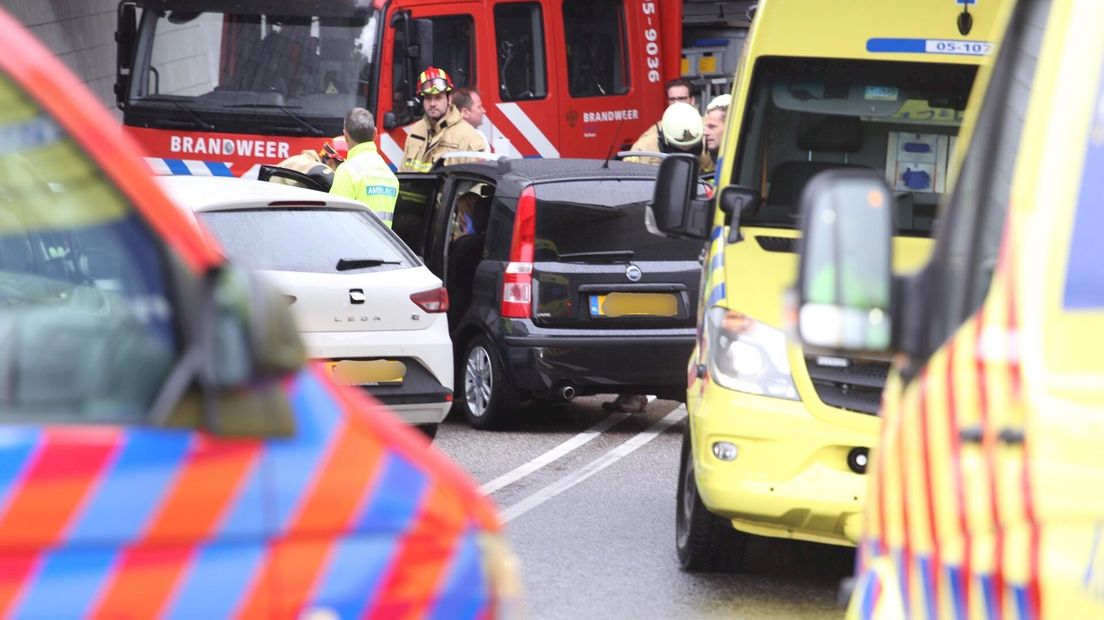 De auto is in de tunnelbak tegen de muur gebotst