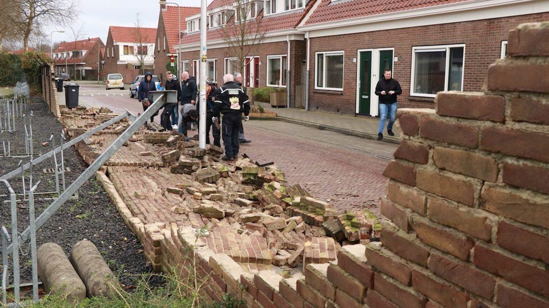 De ingestorte stadionmuur van de Deventerse Adelaarshorst