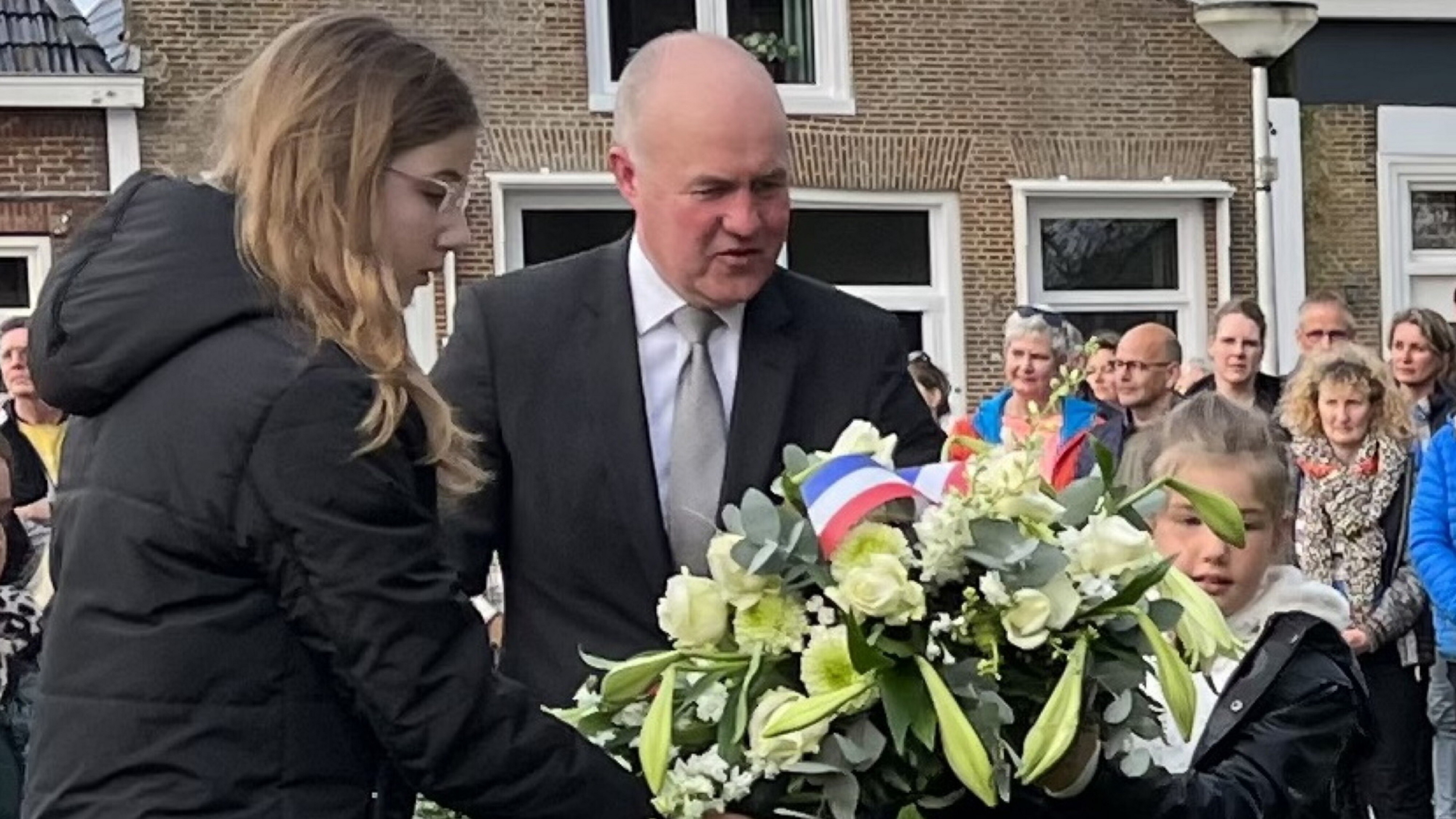 Kommissaris Brok út protest tsjin Joadehaat by betinking op Joadsk begraafplak Teakesyl