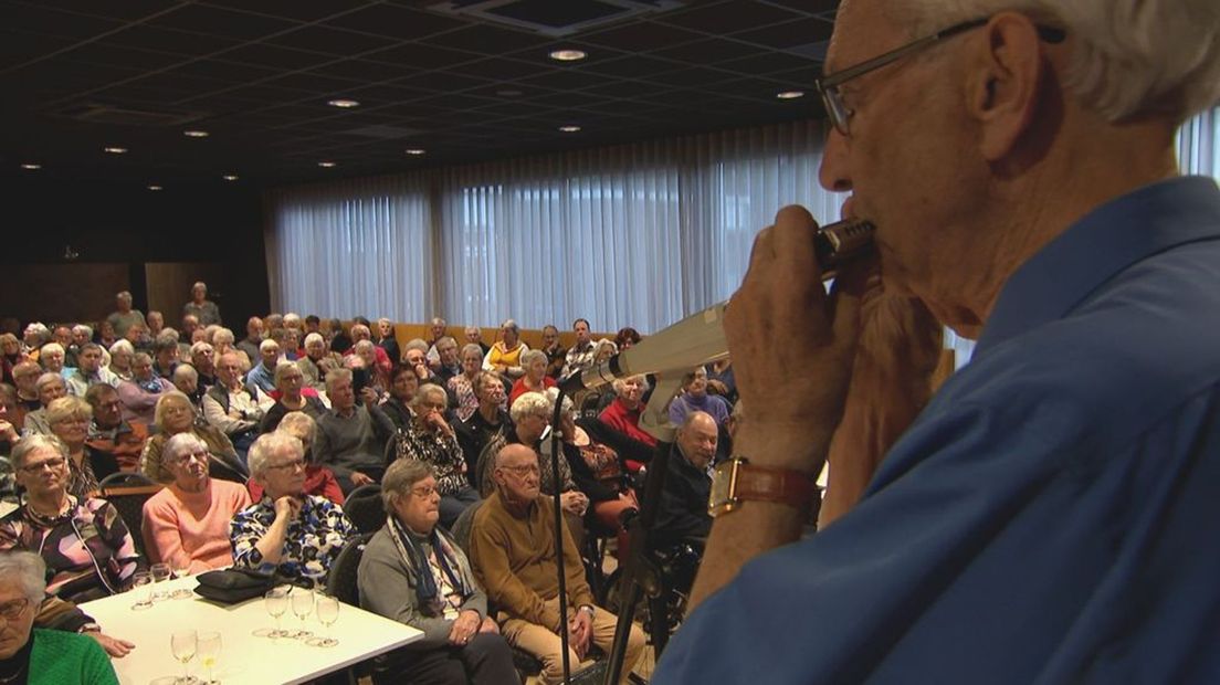 Gerard Raben tijdens het optreden voor een uitverkochte zaal in Gaanderen