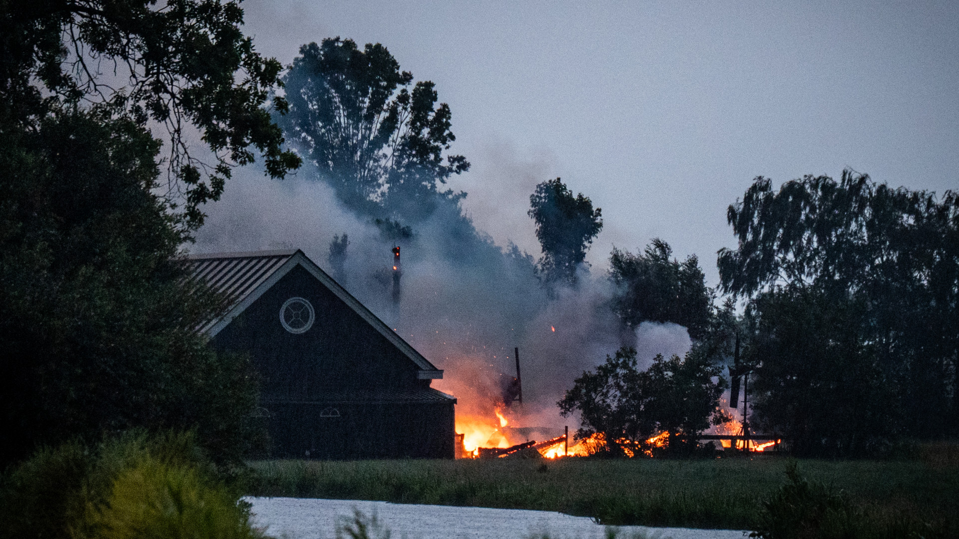 Loods uitgebrand na blikseminslag