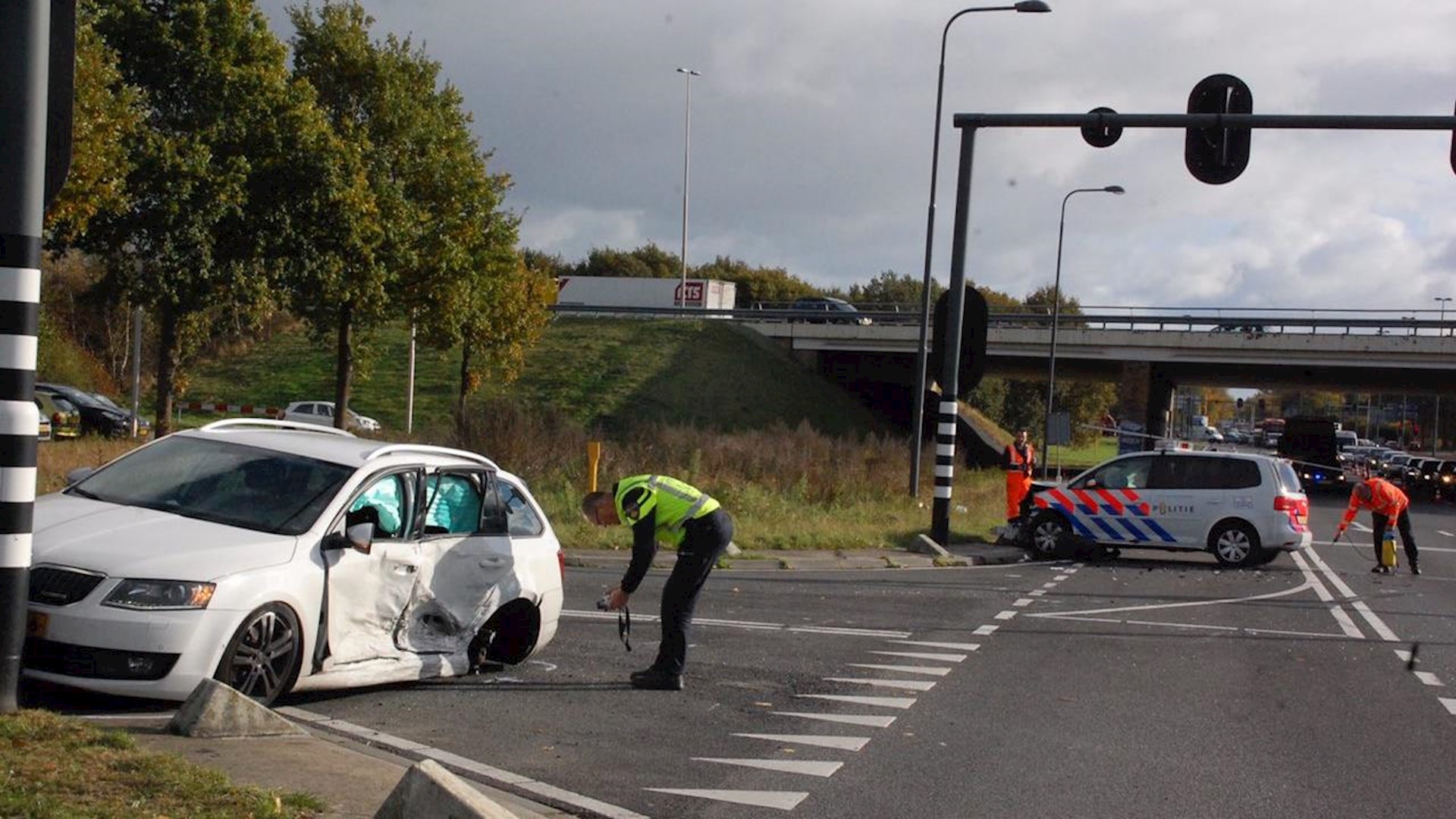 Politiewagen Botst Op Auto Op Weg Naar Verkeersruzie In Deventer - RTV Oost