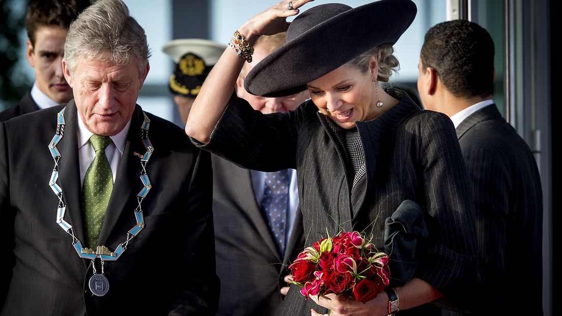 Koos Karssen samen met Koning Máxima als burgemeester van Maassluis