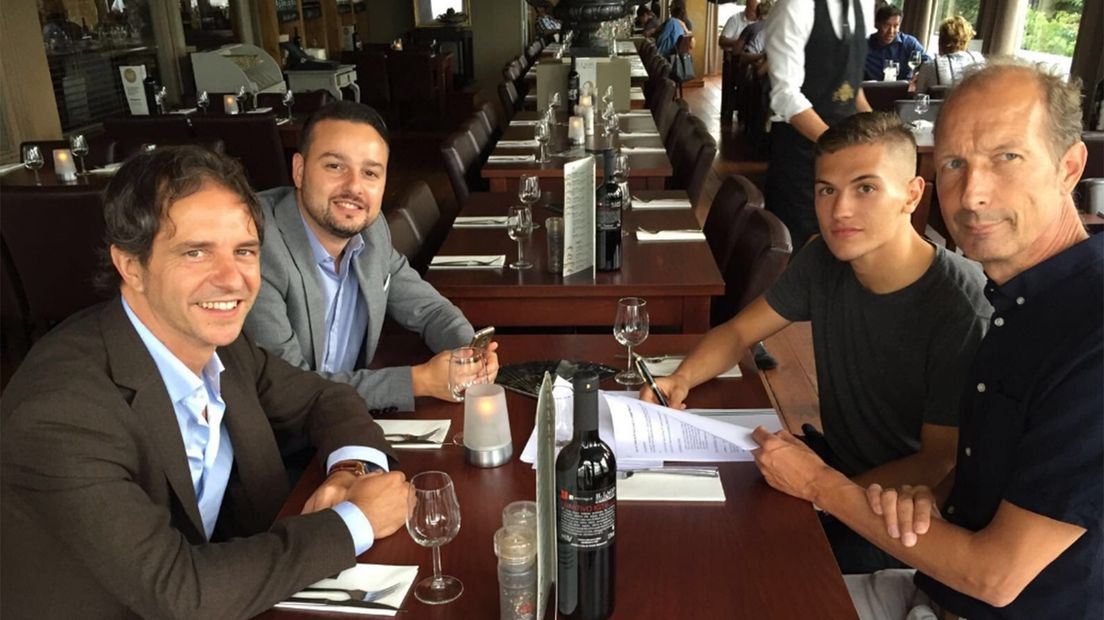 De ondertekening van het contract in een Italiaans restaurant in de stad Groningen.