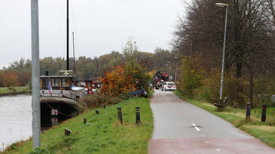 De politie en brandweer doen onderzoek aan de Hoornsedijk in Stad