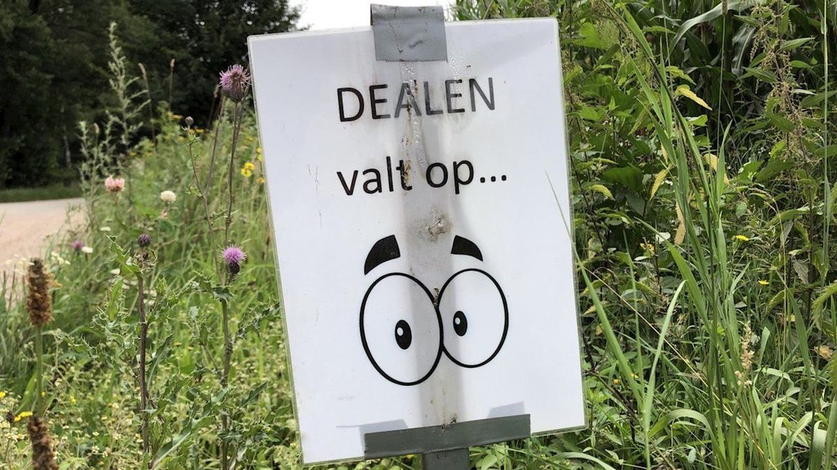 Bordjes waarschuwen drugsdealers Bosvenweg Saasveld: 