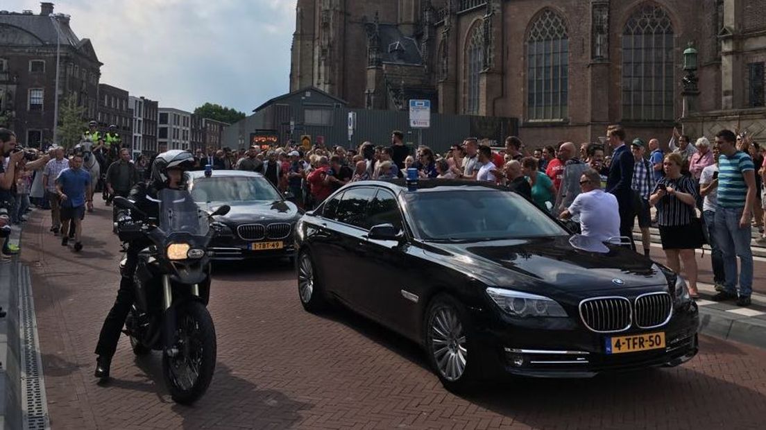 Voor het stadhuis in de gemeente Arnhem is woensdagmiddag gedemonstreerd tegen de komst van Ahmed Marcouch als burgemeester van de gemeente Arnhem.