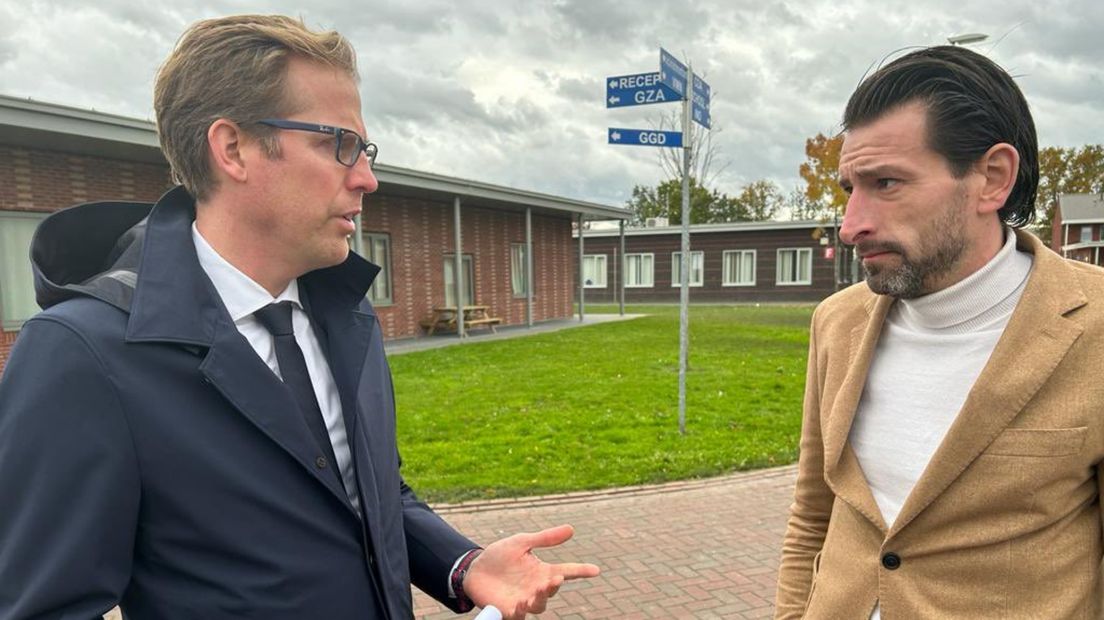 Staatssecretaris Christophe van der Maat (l) bezoekt het aanmeldcentrum in Ter Apel en praat met locatiemanager Benny Schonewille