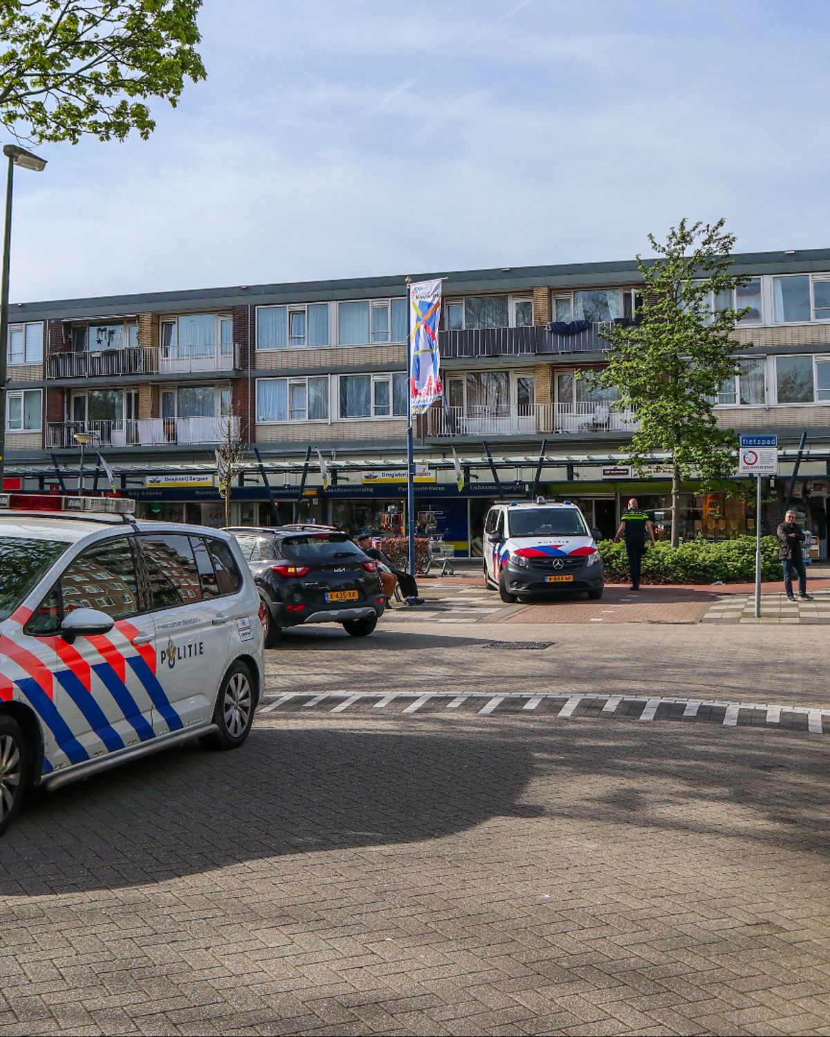 Kassière luistert niet naar gewapende overvaller; geen buit Rijnmond