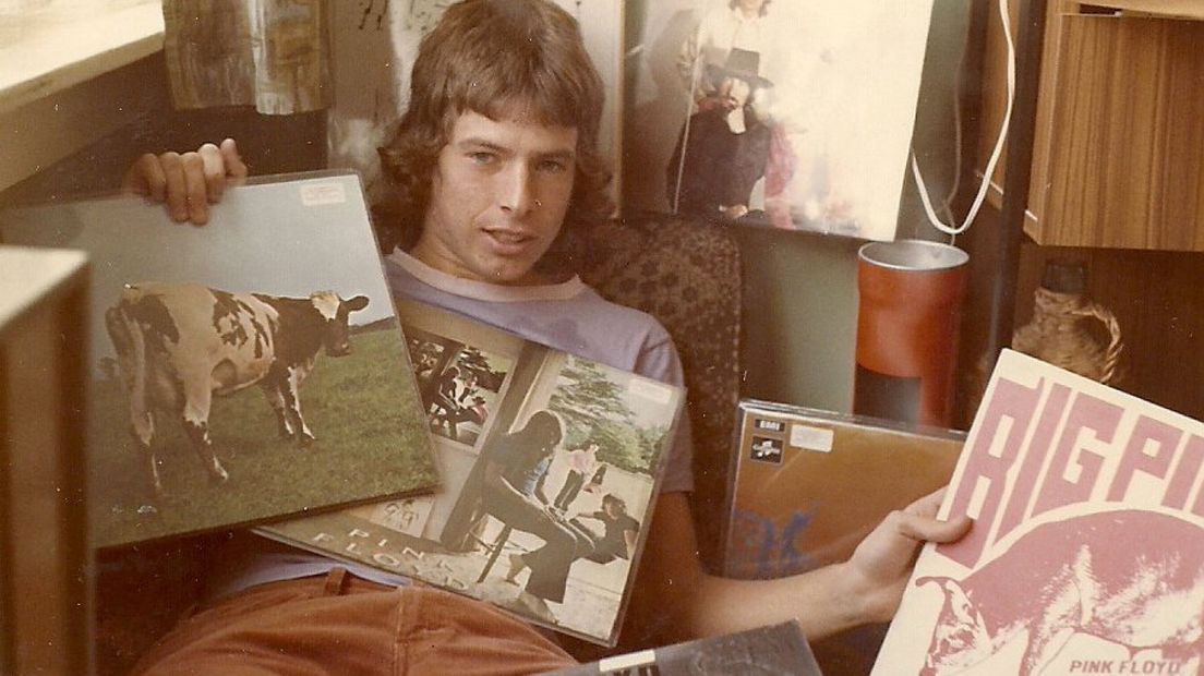 Chris Willemsen op zijn kamer met elpees van Pink Floyd (1971)
