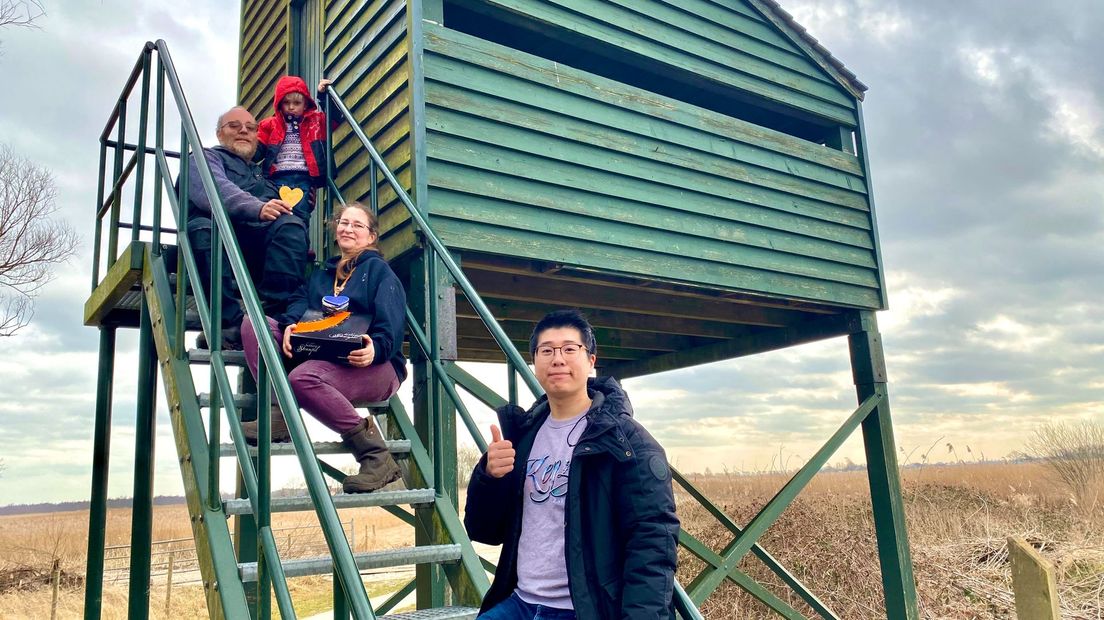 Initiatiefnemer Chunfang Zeng met de vinders van een gouden hart