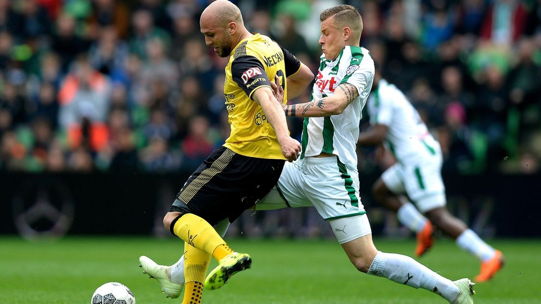 Samir Memisevic, die steeds op het randje speelde, in duel met Schahin